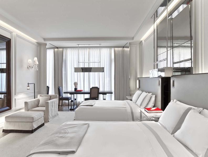 Baccarat Hotel : Grand ClassicBaccarat Hotel med skulptur og stol