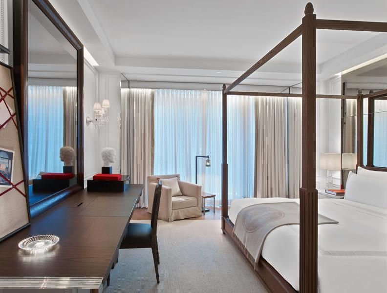 Indretningen i et Grand classic king på Baccarat Hotel York