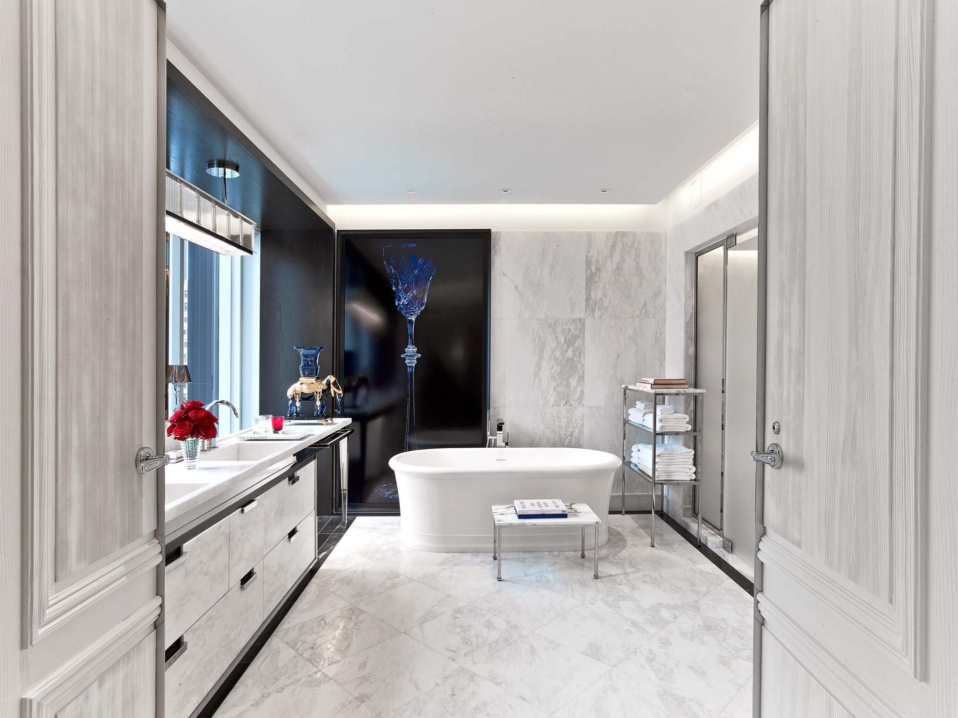 cuarto de baño con bañera de inmersión