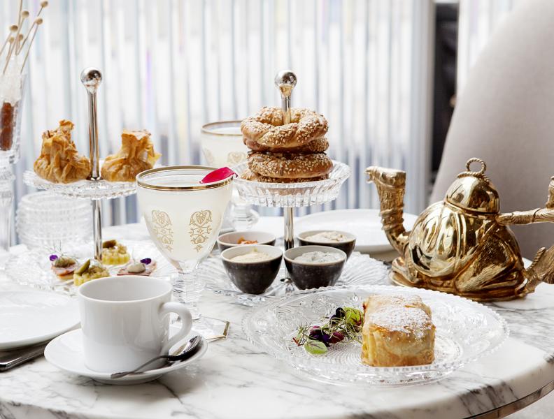 Une table dressée pour afternoon tea, à Baccarat hotel