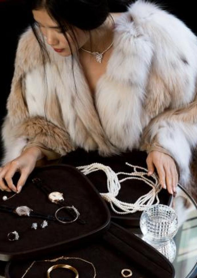 une femme en manteau de fourrure faisant ses achats