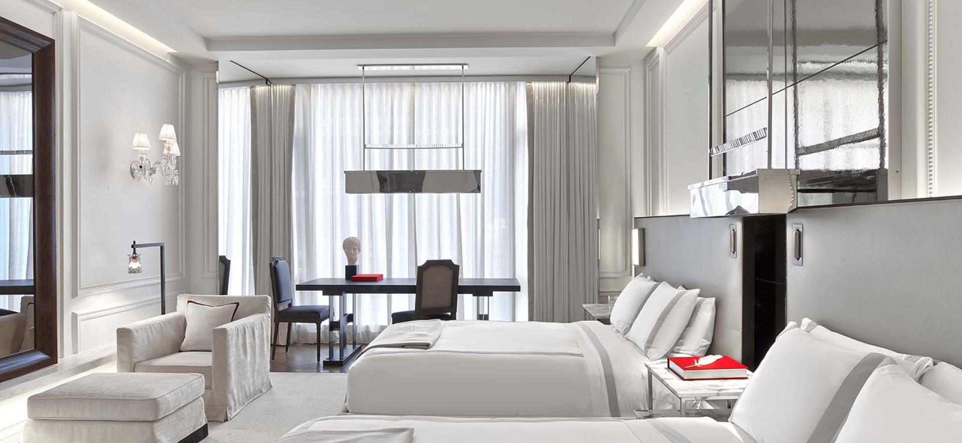 Baccarat Hotel : sculpture et fauteuil Grand Classic double