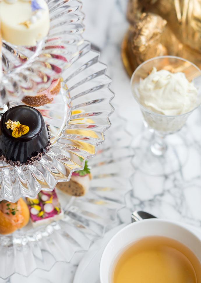Una tavola imbandita per afternoon tea, Baccarat Hotel