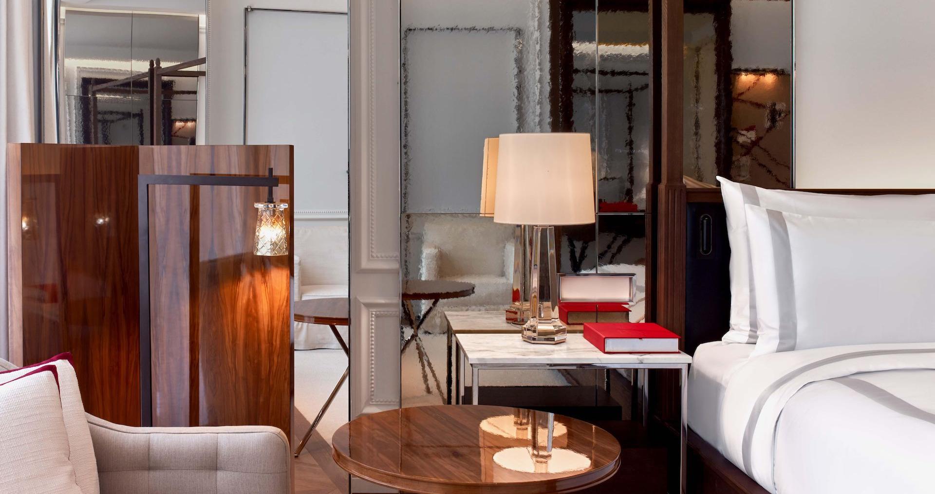 Tavolino da salotto e comodino della linea Baccarat