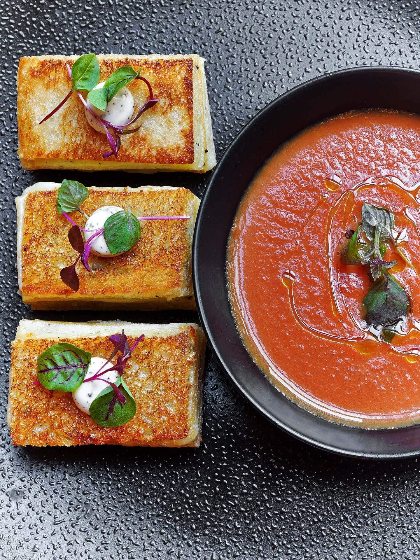 Baccarat: toast al formaggio e zuppa di pomodoro