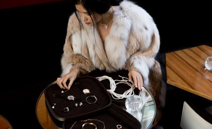 una donna con una pelliccia che fa shopping