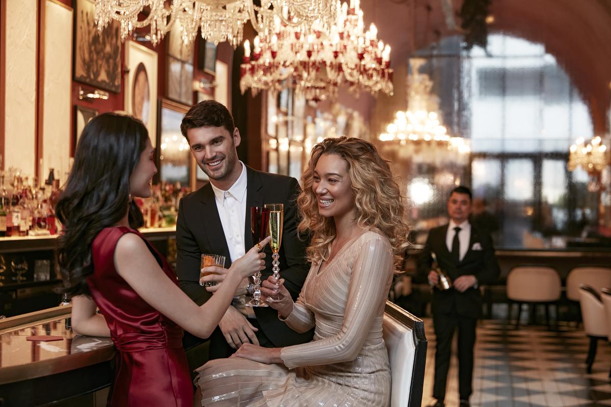 gli amici al the bar