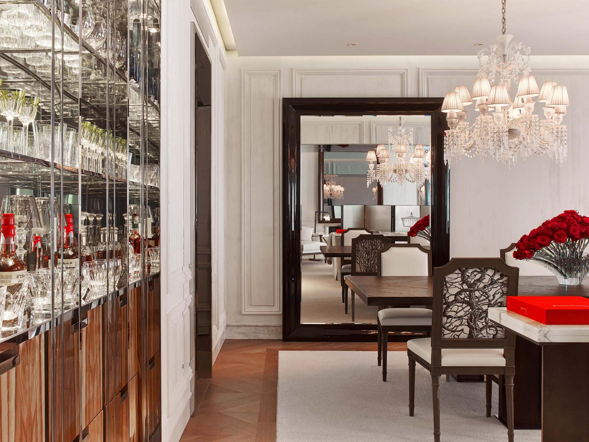 Baccarat hotel バーとダイニングルーム