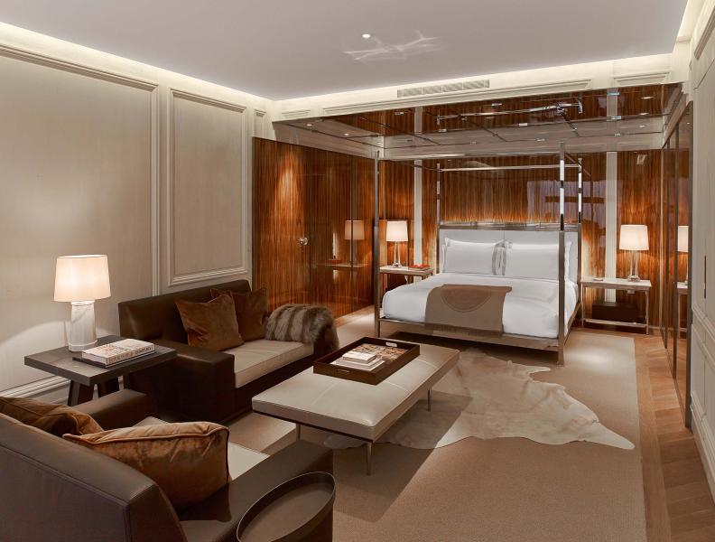 Overzicht van de slaapkamer in Baccarat, met bed, bank en tafel.