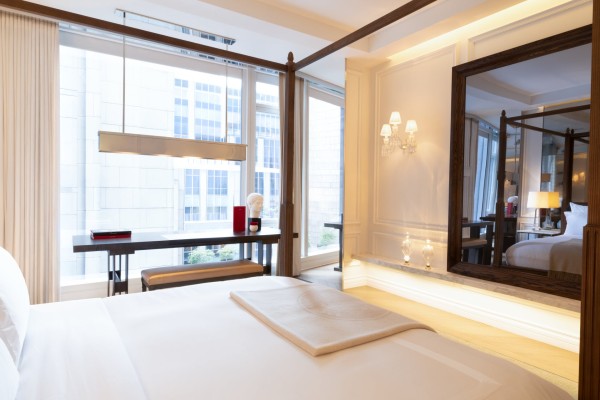 Dormitorio de la suite Baccarat de Nueva York con zona de trabajo