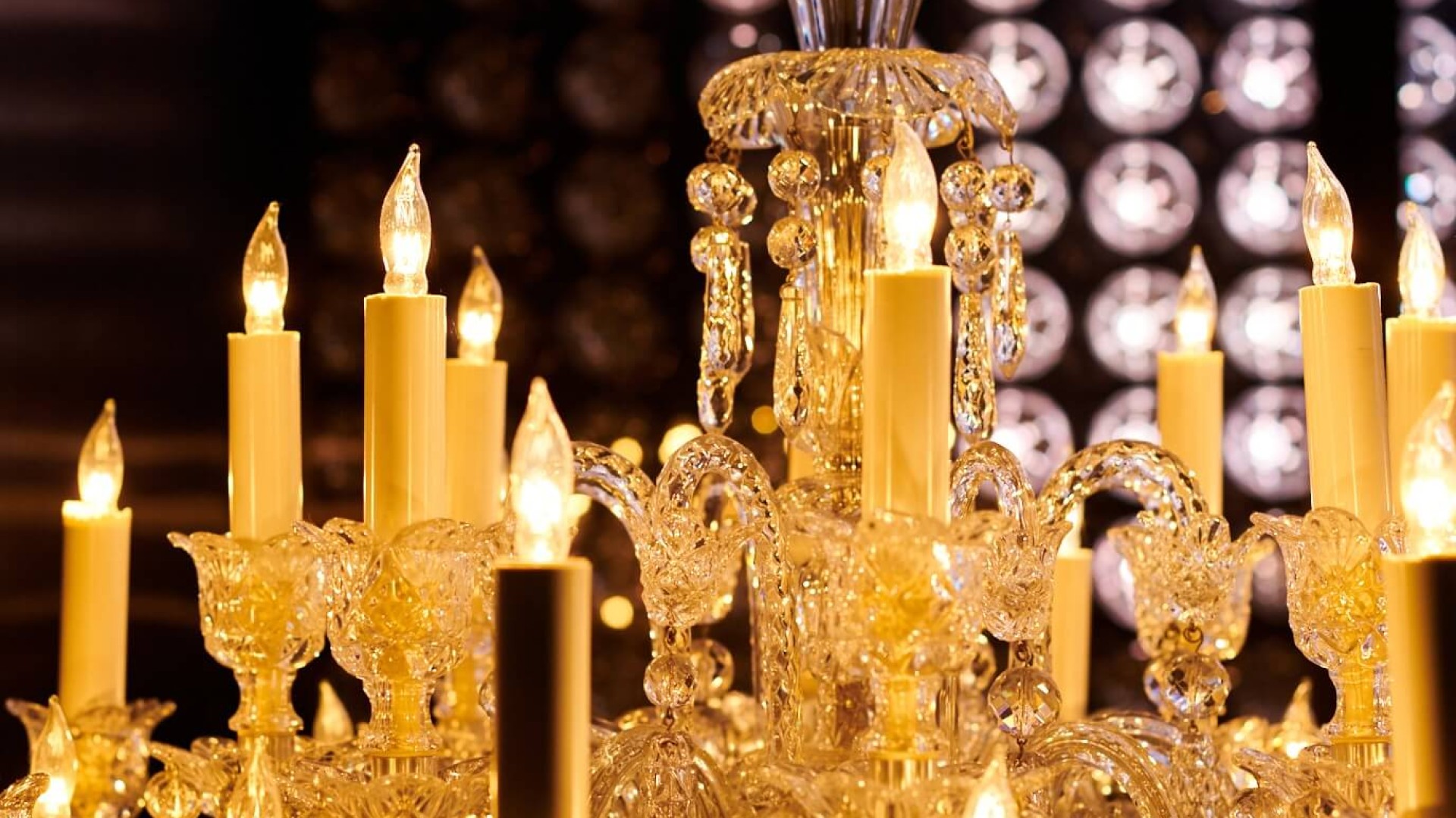 Um lustre decorativo adornado com várias velas, que projeta um brilho acolhedor e convidativo no espaço circundante