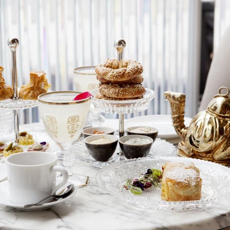 Un stand « afternoon tea » proposant du thé, des bagels, des friandises et du café