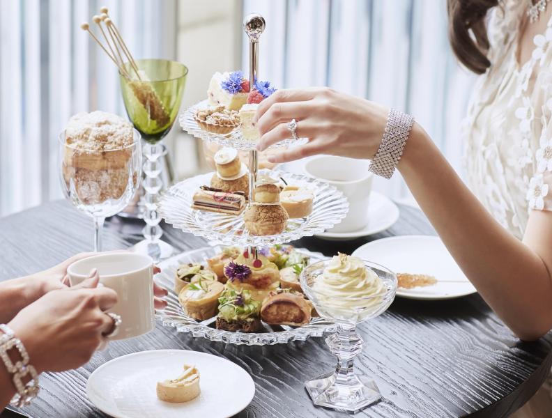 女士们正在享用afternoon tea