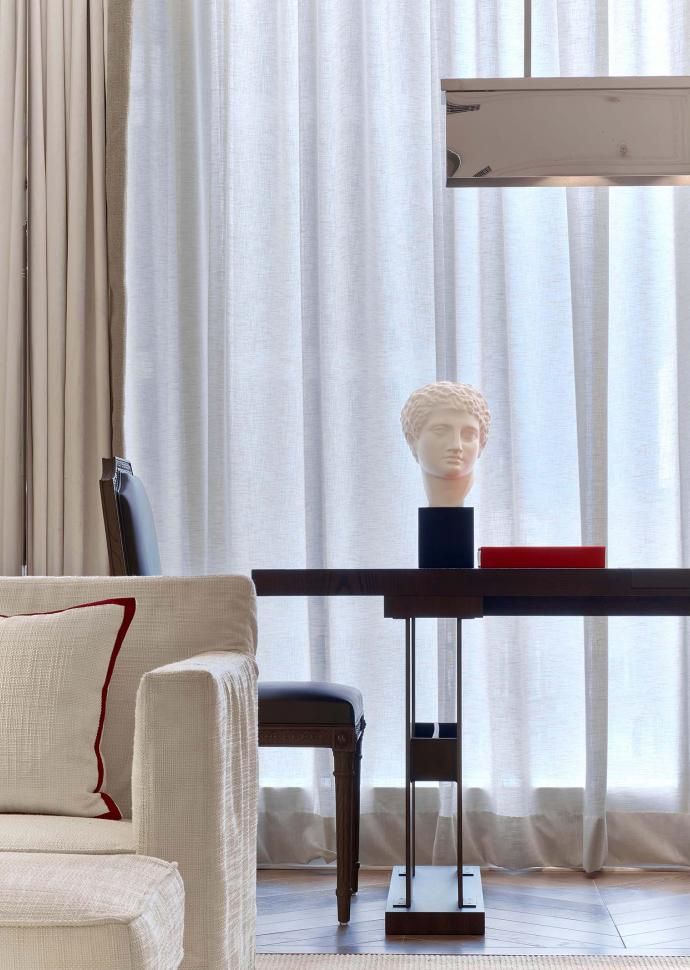 Baccarat Hotel 经典双人雕像与座椅