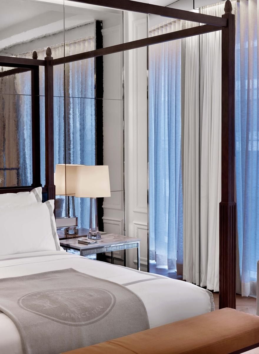 床和床头柜的特写镜头